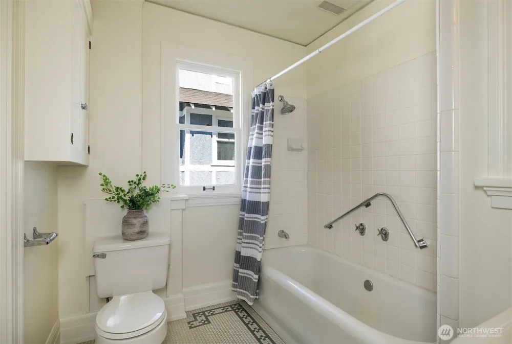 2822 10th Avenue E Seattle, WA 98102