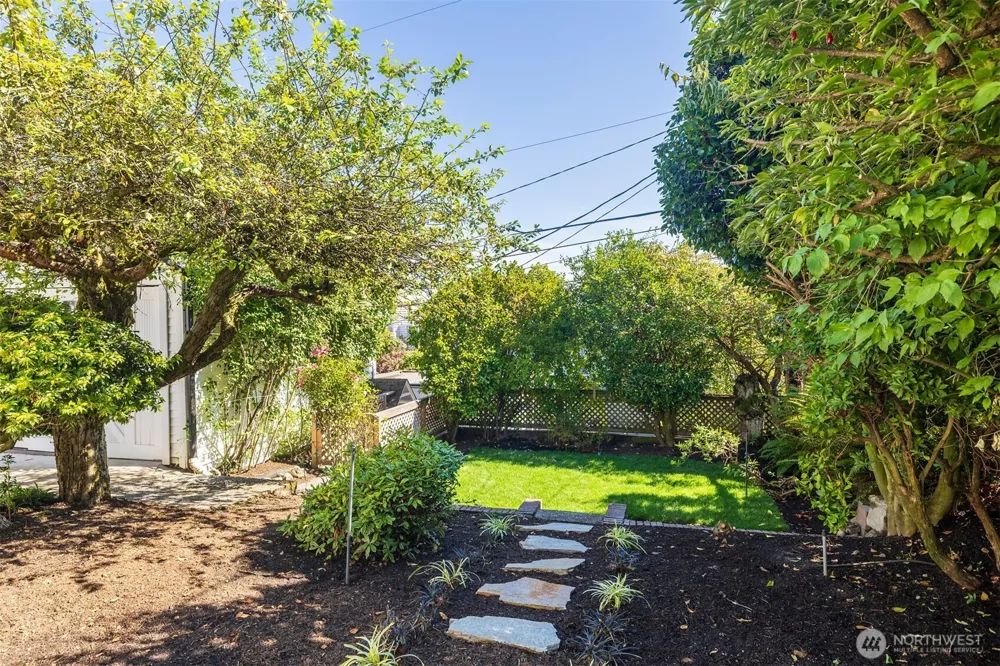 2822 10th Avenue E Seattle, WA 98102