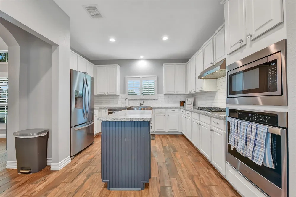 910 High Ridge Circle Friendswood, TX 77546