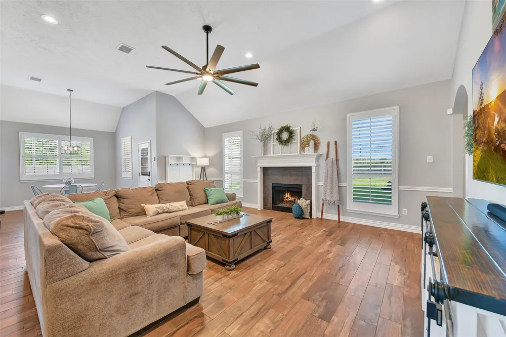 910 High Ridge Circle Friendswood, TX 77546
