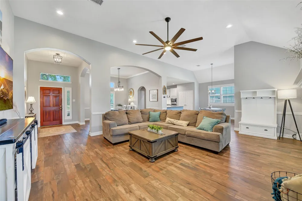 910 High Ridge Circle Friendswood, TX 77546