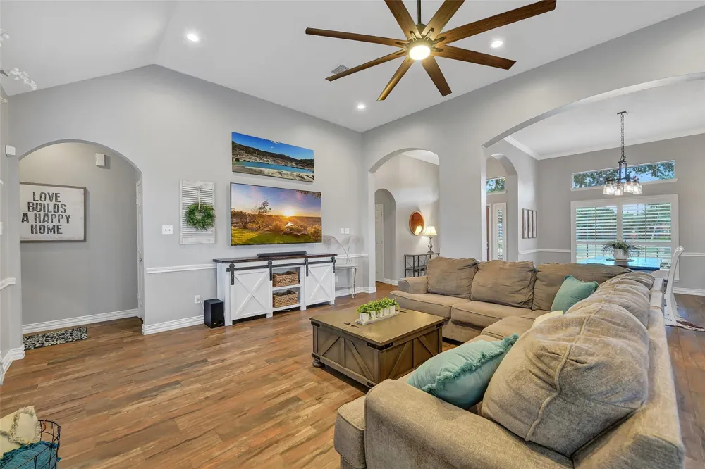 910 High Ridge Circle Friendswood, TX 77546