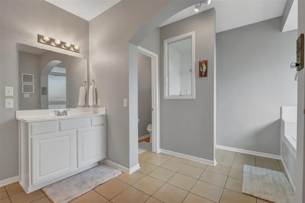 910 High Ridge Circle Friendswood, TX 77546