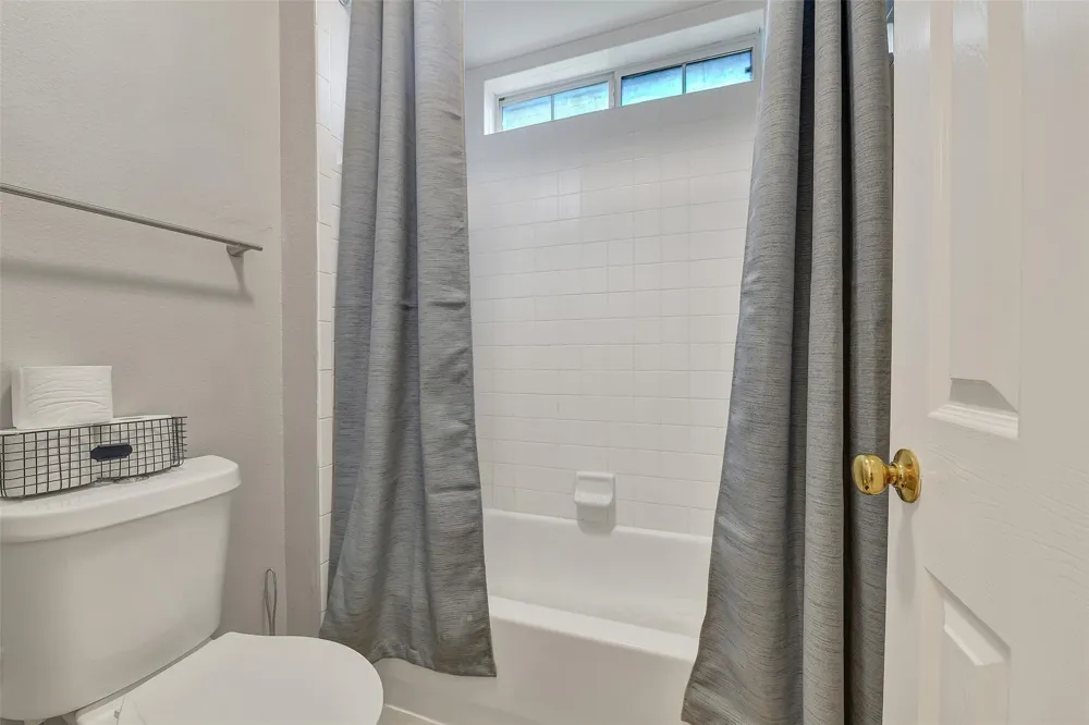 910 High Ridge Circle Friendswood, TX 77546