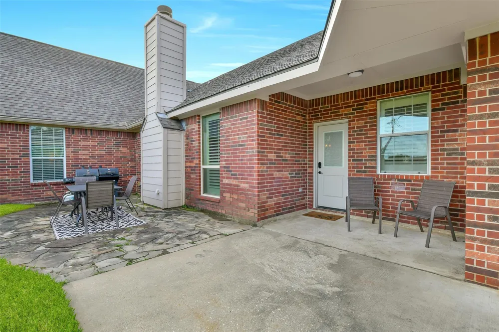 910 High Ridge Circle Friendswood, TX 77546
