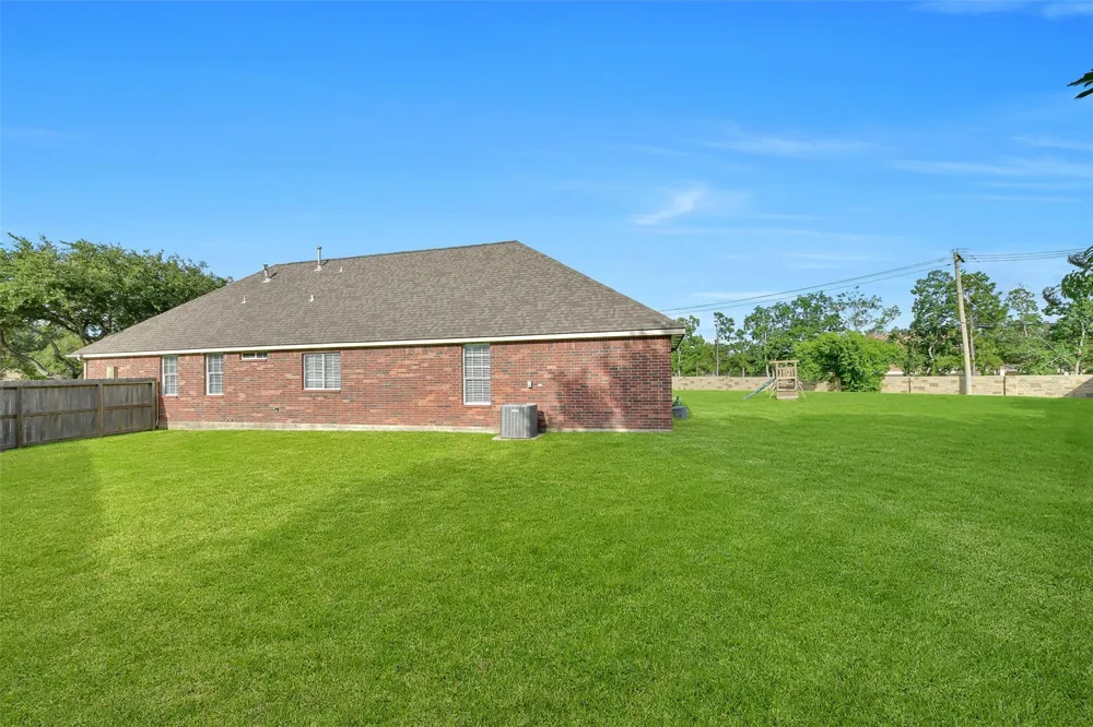 910 High Ridge Circle Friendswood, TX 77546