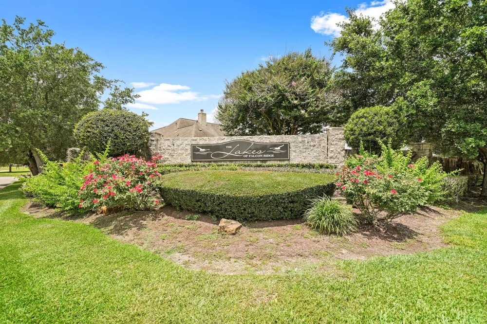 910 High Ridge Circle Friendswood, TX 77546