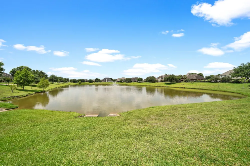 910 High Ridge Circle Friendswood, TX 77546