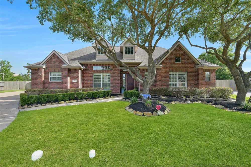 910 High Ridge Circle Friendswood, TX 77546