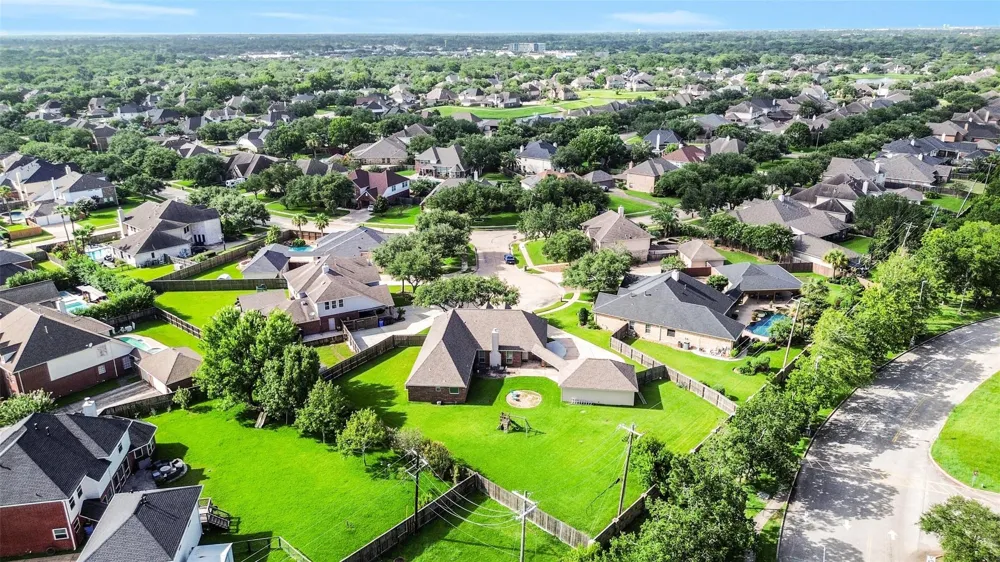 910 High Ridge Circle Friendswood, TX 77546
