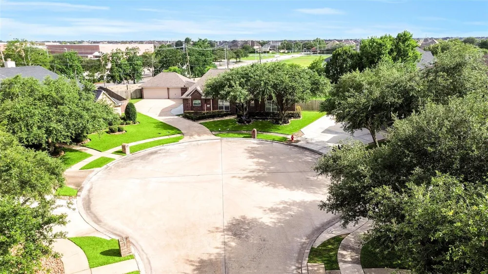 910 High Ridge Circle Friendswood, TX 77546