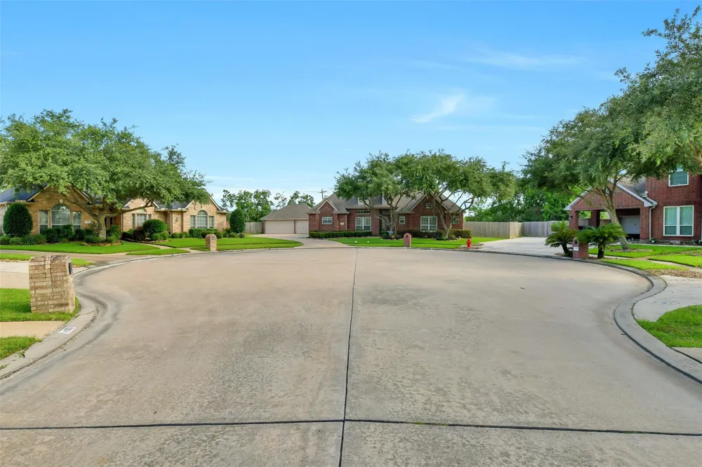 910 High Ridge Circle Friendswood, TX 77546