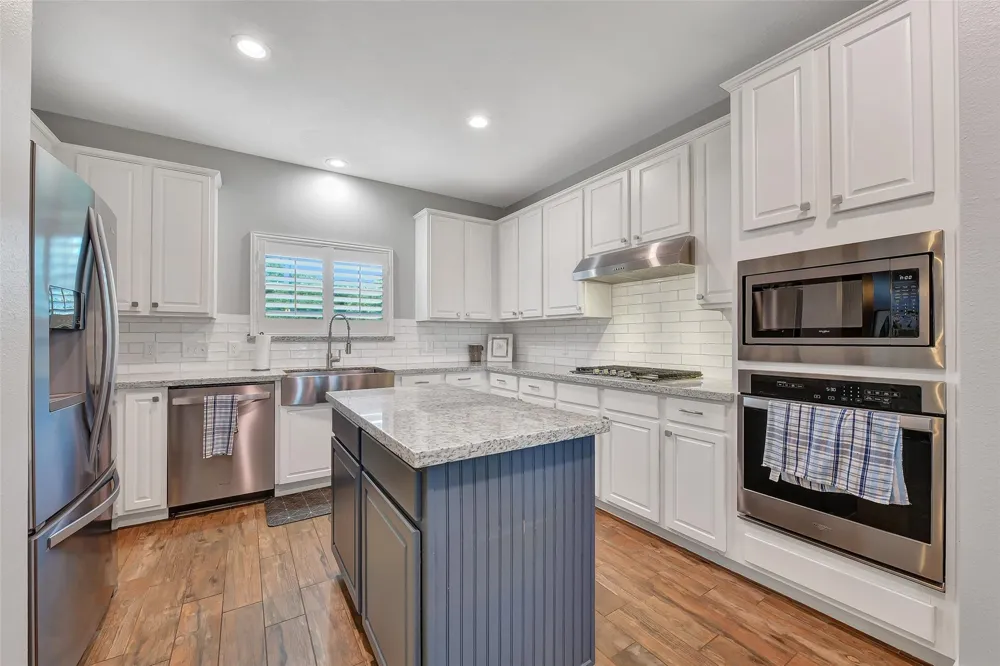 910 High Ridge Circle Friendswood, TX 77546