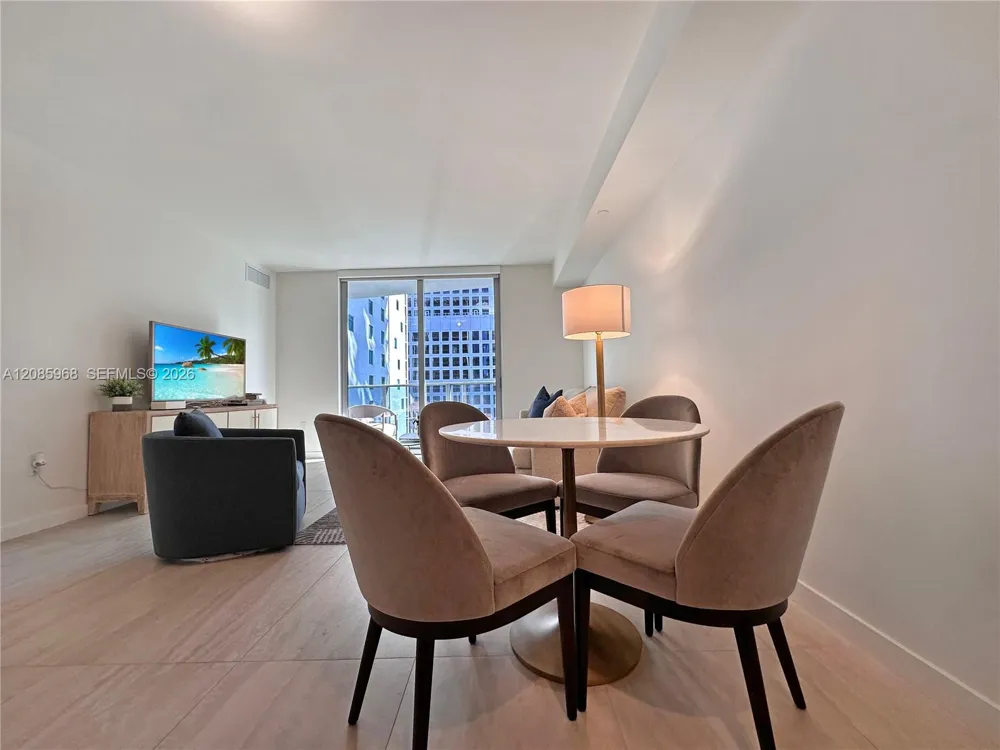 77 SE 5th St #2814 Miami, FL 33131