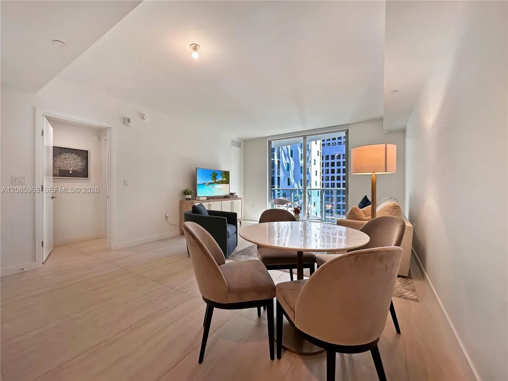 77 SE 5th St #2814 Miami, FL 33131
