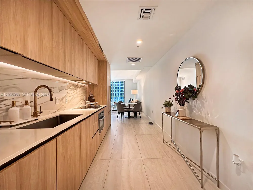 77 SE 5th St #2814 Miami, FL 33131