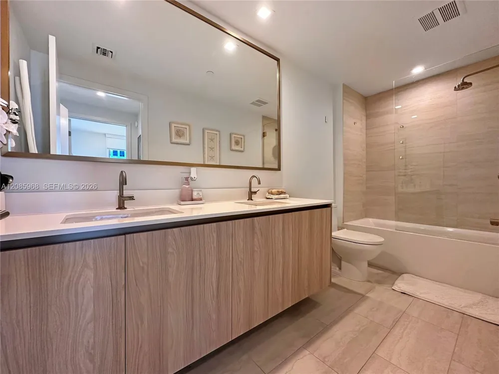 77 SE 5th St #2814 Miami, FL 33131