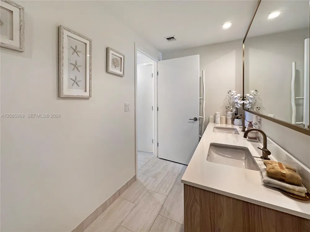 77 SE 5th St #2814 Miami, FL 33131