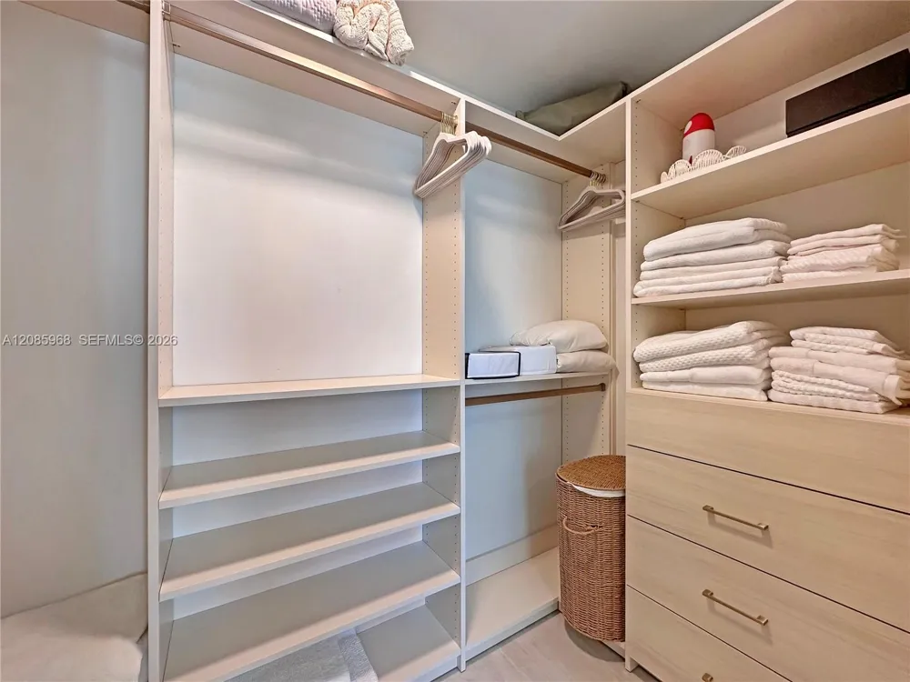 77 SE 5th St #2814 Miami, FL 33131