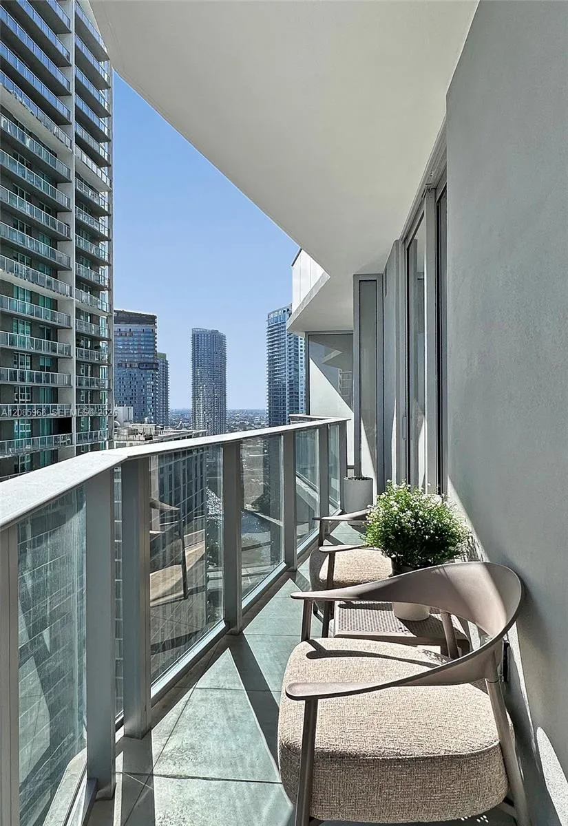 77 SE 5th St #2814 Miami, FL 33131