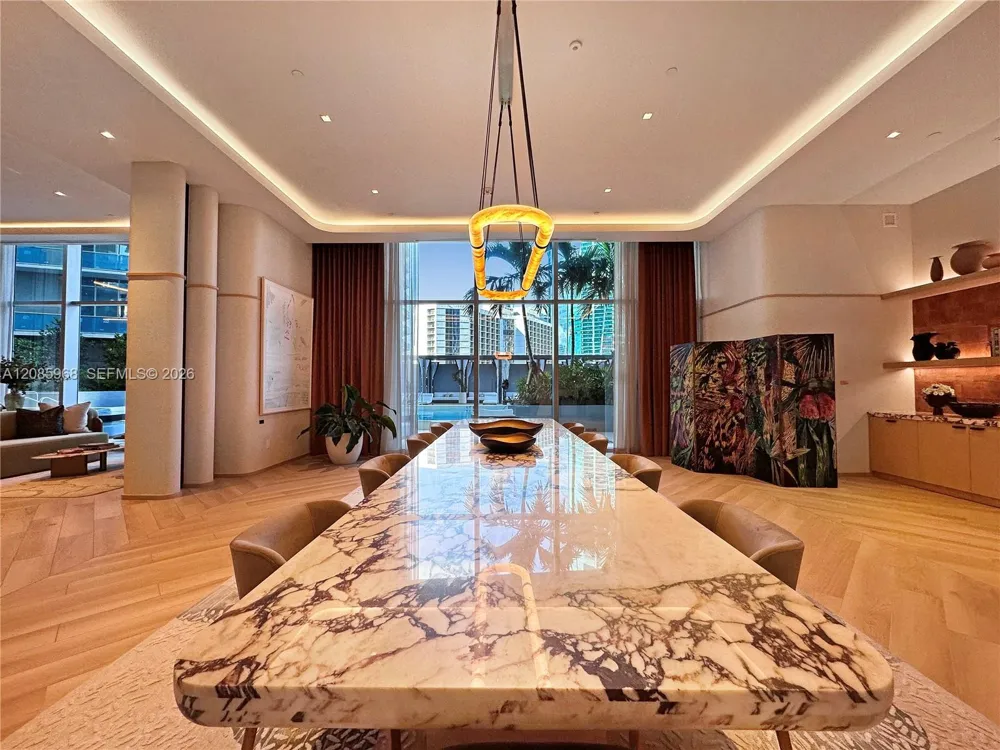 77 SE 5th St #2814 Miami, FL 33131