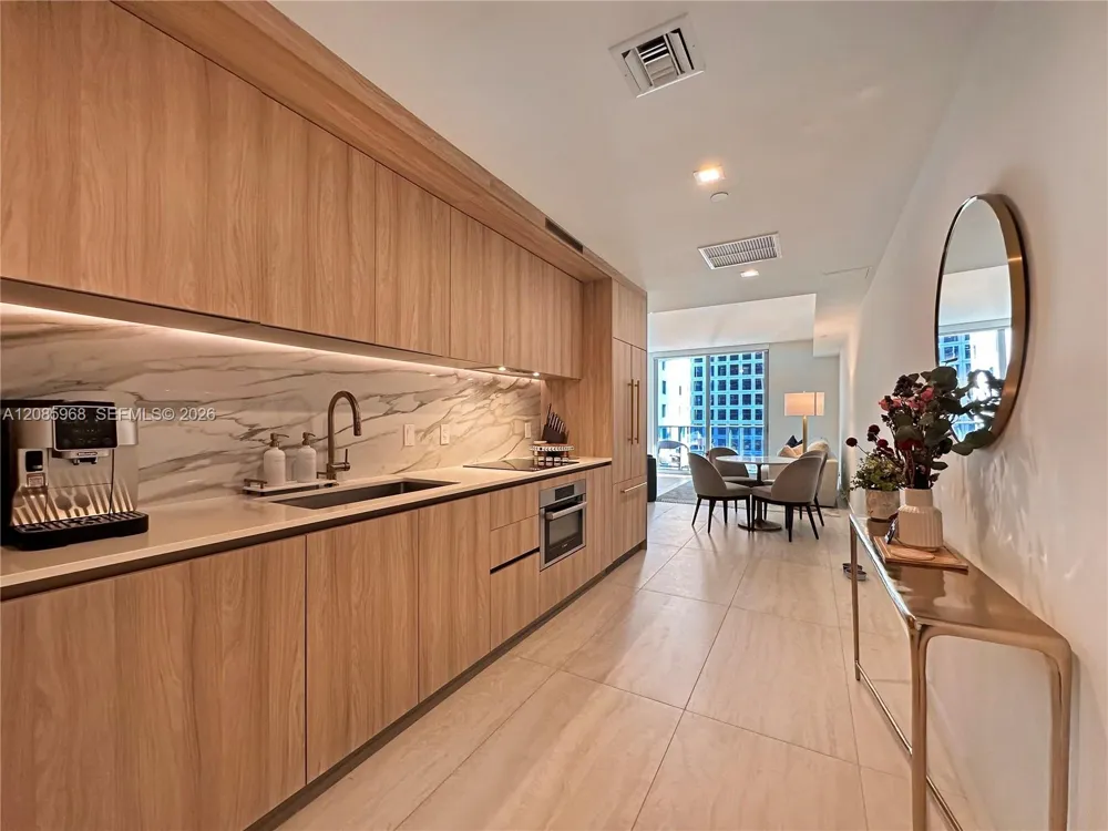 77 SE 5th St #2814 Miami, FL 33131