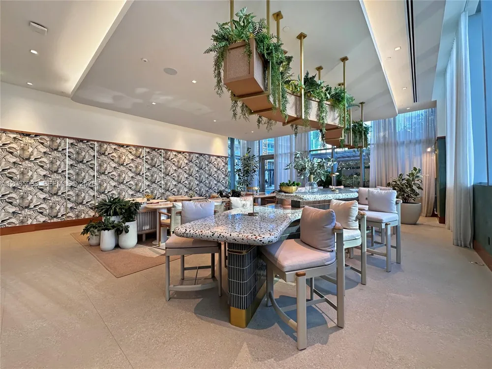 77 SE 5th St #2814 Miami, FL 33131