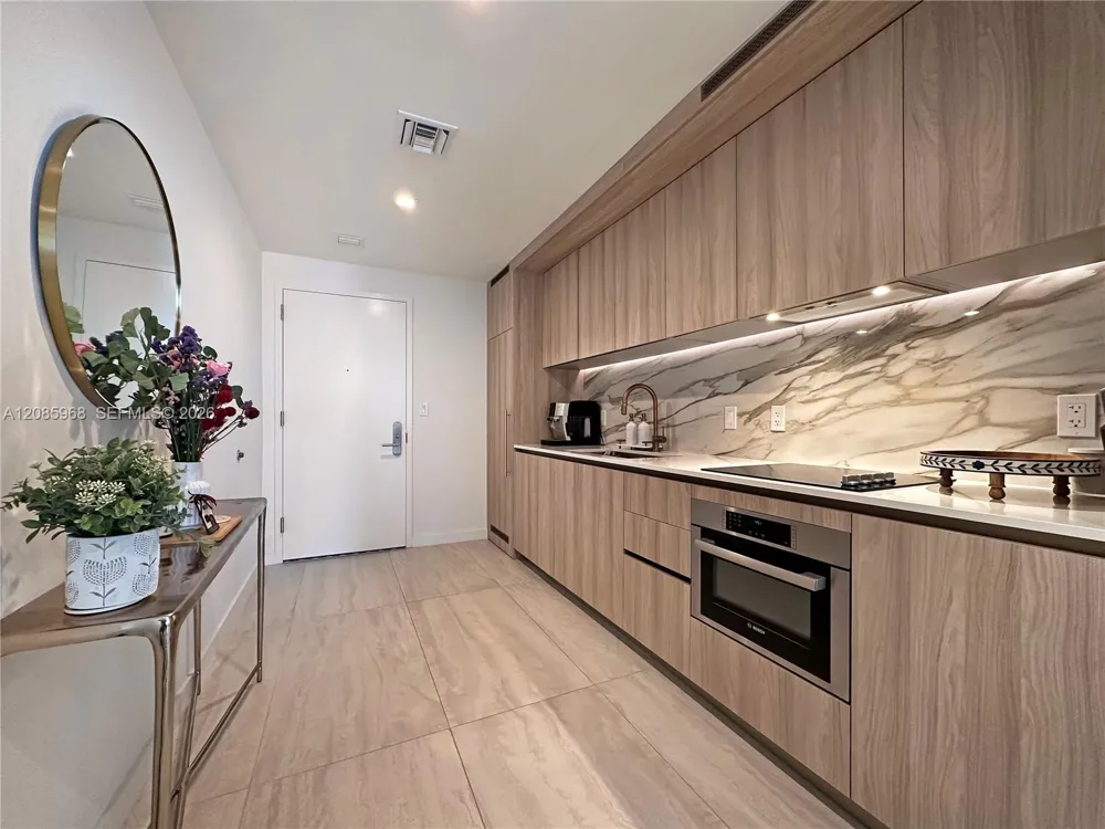 77 SE 5th St #2814 Miami, FL 33131