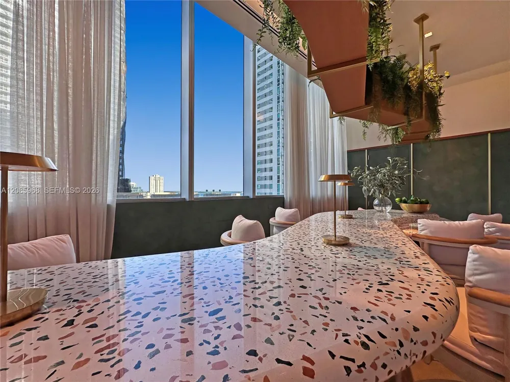 77 SE 5th St #2814 Miami, FL 33131