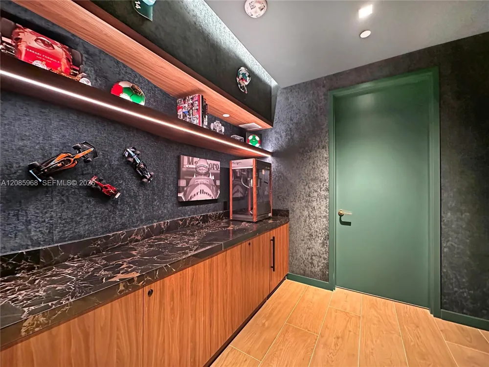 77 SE 5th St #2814 Miami, FL 33131