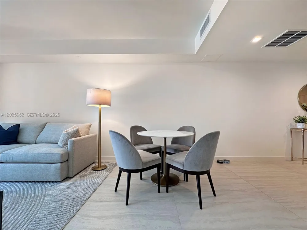 77 SE 5th St #2814 Miami, FL 33131