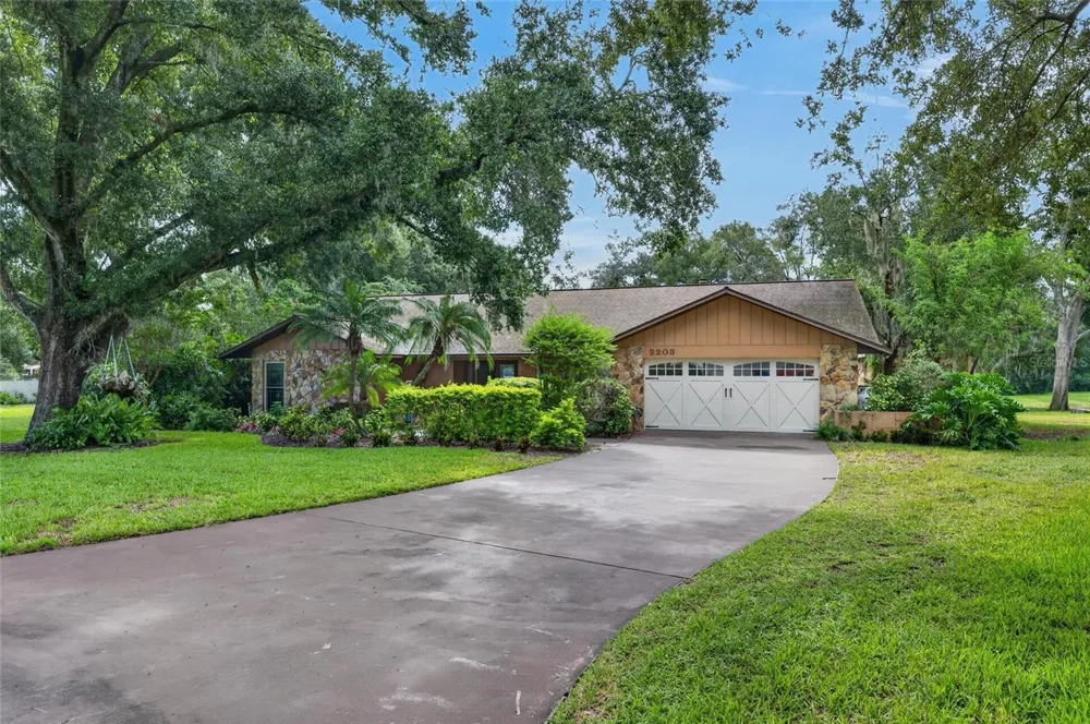 2203 GREENHILLS DRIVE Valrico, FL 33596