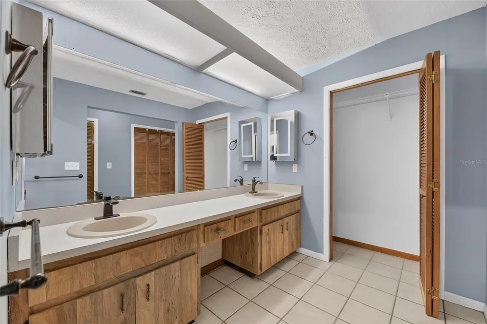 2203 GREENHILLS DRIVE Valrico, FL 33596