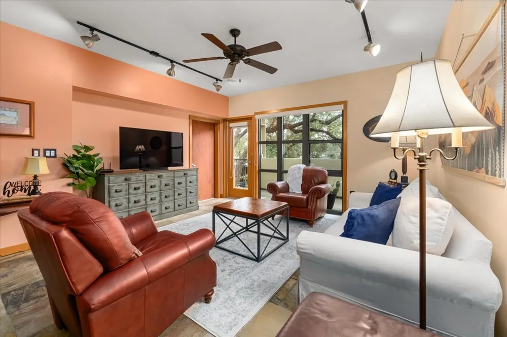 1812 West Avenue #404 Austin, TX 78701