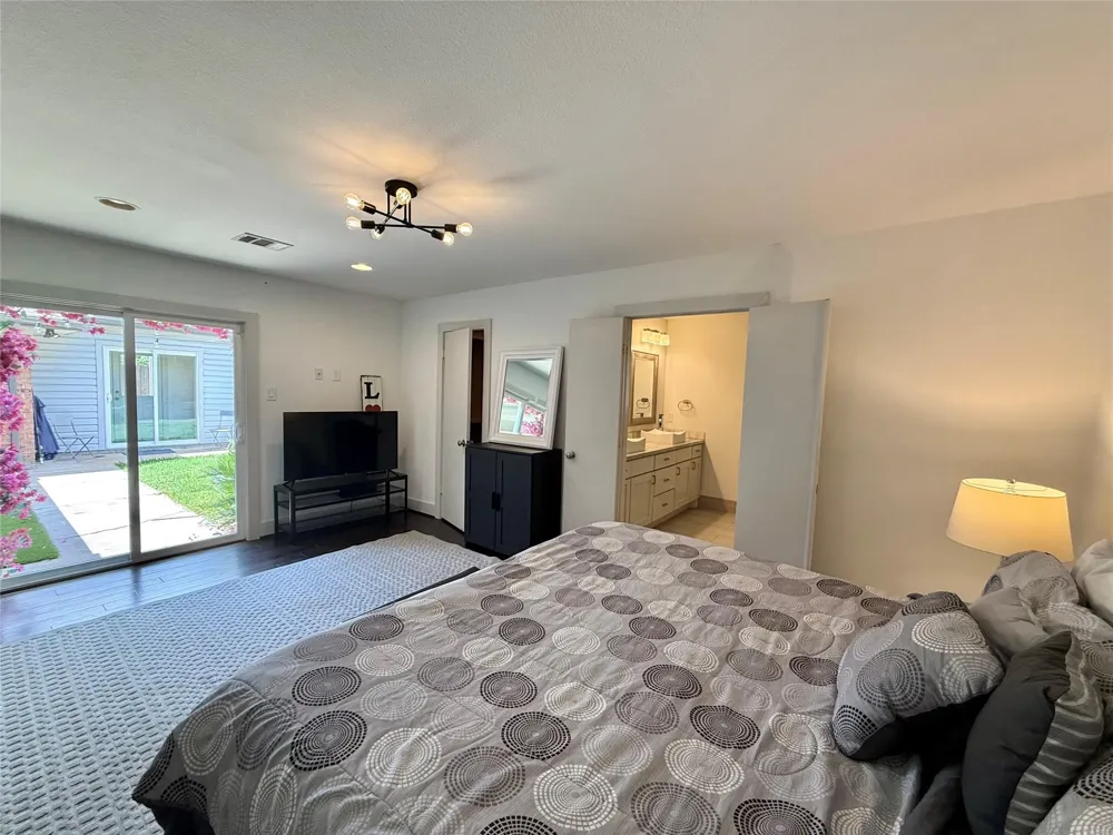 5638 Grape Street Houston, TX 77096