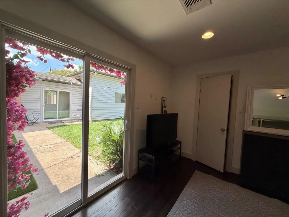5638 Grape Street Houston, TX 77096