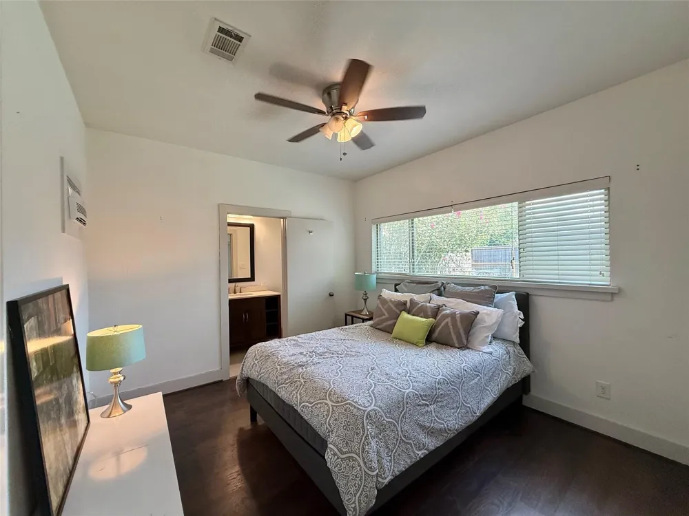 5638 Grape Street Houston, TX 77096