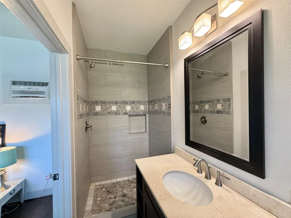 5638 Grape Street Houston, TX 77096