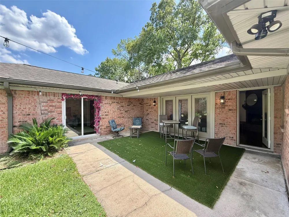 5638 Grape Street Houston, TX 77096