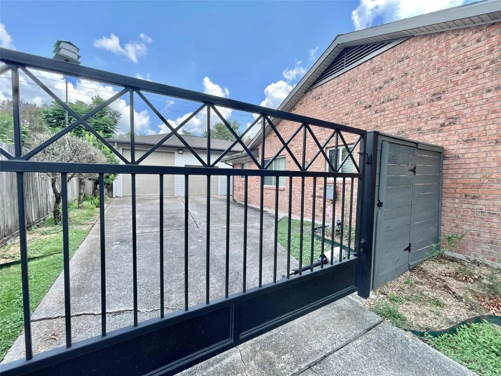 5638 Grape Street Houston, TX 77096