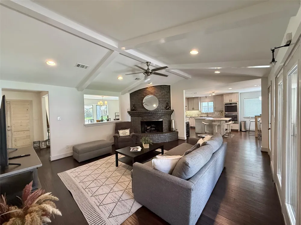 5638 Grape Street Houston, TX 77096
