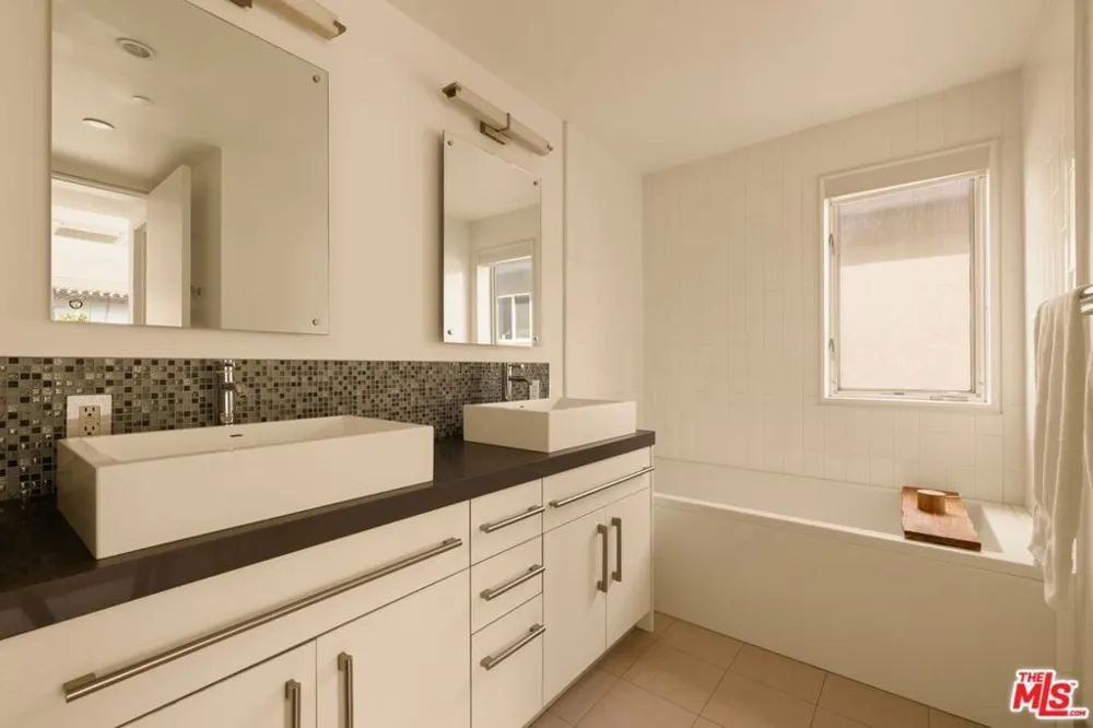 928 Croft Avenue #102 Los Angeles, CA 90069