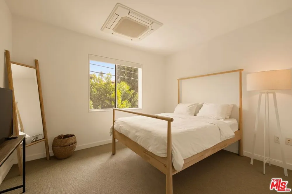 928 Croft Avenue #102 Los Angeles, CA 90069