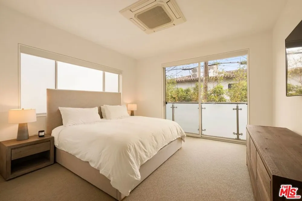928 Croft Avenue #102 Los Angeles, CA 90069