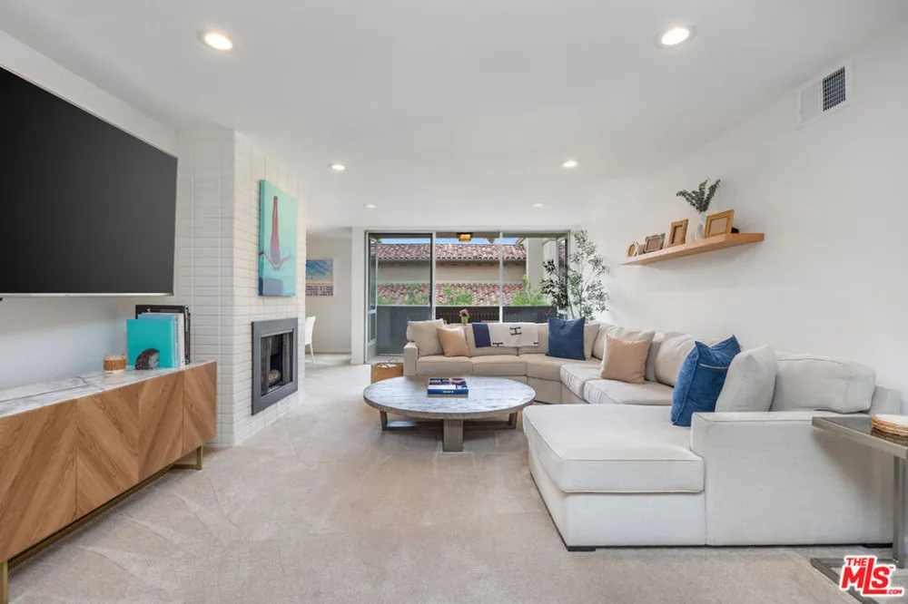 809 S Bundy Drive #205 Los Angeles, CA 90049