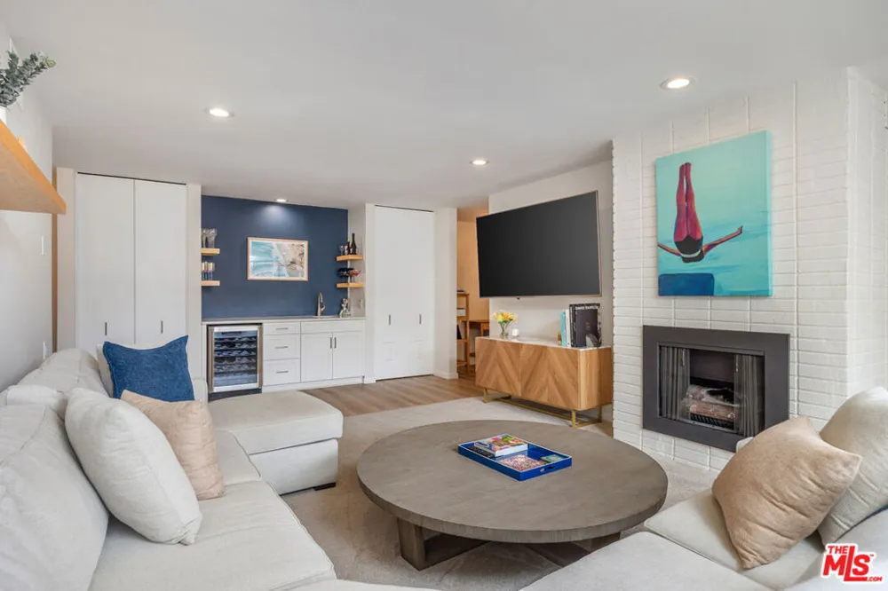 809 S Bundy Drive #205 Los Angeles, CA 90049