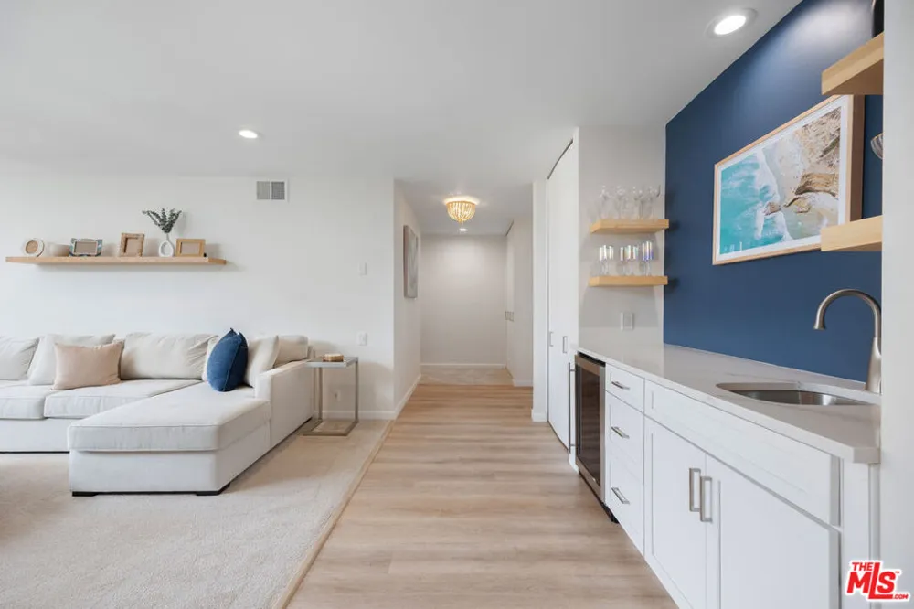 809 S Bundy Drive #205 Los Angeles, CA 90049