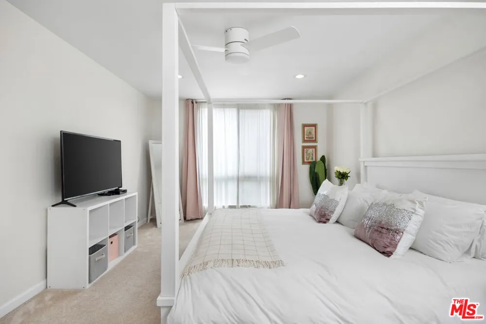 809 S Bundy Drive #205 Los Angeles, CA 90049