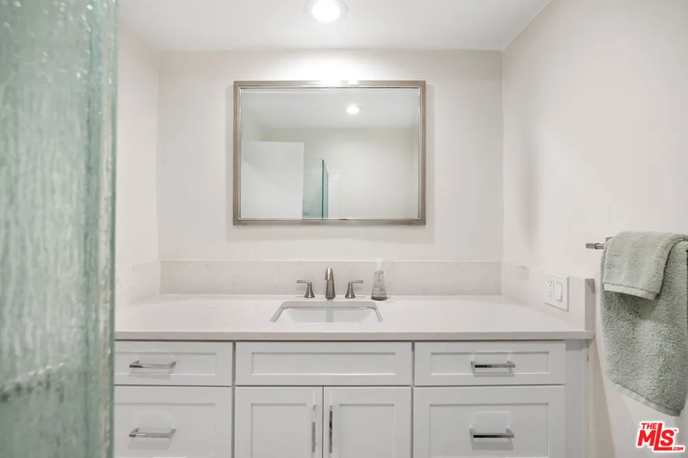 809 S Bundy Drive #205 Los Angeles, CA 90049