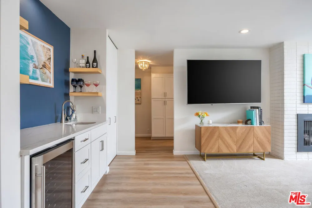 809 S Bundy Drive #205 Los Angeles, CA 90049